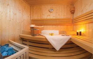 Postel nebo postele na pokoji v ubytování Cozy Home In Okrug Gornji With Sauna