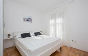 Posteľ alebo postele v izbe v ubytovaní Beautiful Home In Makarska