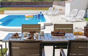 Bazén v ubytování Three-Bedroom Holiday Home In Sibenik nebo v jeho okolí
