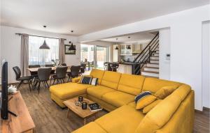 Posezení v ubytování Three-Bedroom Holiday Home In Sibenik