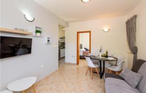 Dapur atau dapur kecil di Gorgeous Apartment In Klek With Wifi