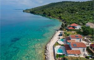 una vista aerea di una spiaggia con case e l'oceano di Beautiful Home In Veli Rat With Wifi a Veli Rat