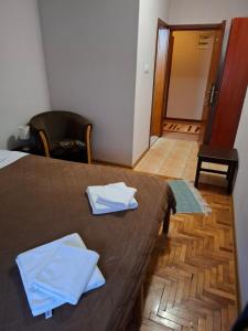 Postel nebo postele na pokoji v ubytování Hotel Koliba na Grza