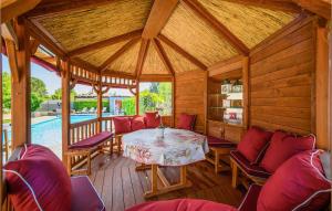 un padiglione in legno con tavolo e sedie di 3 Bedroom Amazing Home In Fondettes a Fondettes
