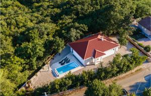 Bazén v ubytovaní 2 Bedroom Pet Friendly Home In Zestilac alebo v jeho blízkosti