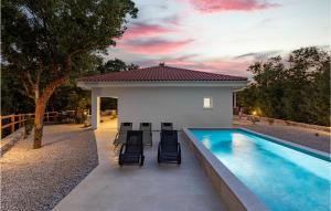 Bazén v ubytovaní 2 Bedroom Pet Friendly Home In Zestilac alebo v jeho blízkosti