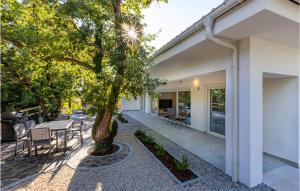 Vonkajšia záhrada v ubytovaní 2 Bedroom Pet Friendly Home In Zestilac