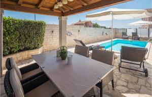stół i krzesła na patio z basenem w obiekcie Holiday Home Kastelir 50 With Outdoor Swimmingpool w mieście Kaštelir +37 zdjęć