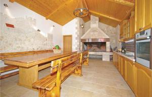 O bucătărie sau chicinetă la Gorgeous Home In Umcani