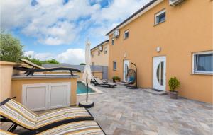 Balkón nebo terasa v ubytování Four-Bedroom Holiday Home In Vodnjan