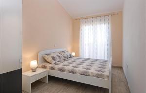 Postel nebo postele na pokoji v ubytování Four-Bedroom Holiday Home In Vodnjan
