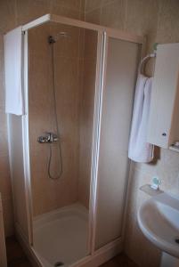 a bathroom with a shower and a sink at Alojamiento Rural Los Delfines in Valdepeñas
