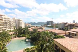 CupecoyにあるCaribbean Bliss Luxury Escapeのビーチや建物のある街の景色