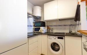 une cuisine avec une machine à laver et un lave-linge dans l'établissement Gorgeous Apartment In Arenales Del Sol, à Arenales del Sol