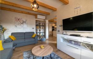 TV a/nebo společenská místnost v ubytování Stunning Home In Krnica With Kitchen