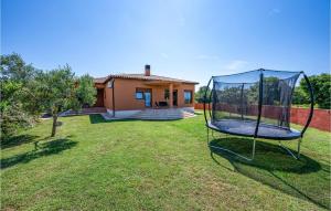 En have udenfor 3 Bedroom Awesome Home In Liznjan