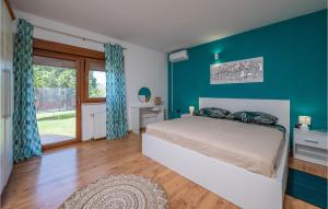A bed or beds in a room at 3 Bedroom Awesome Home In Liznjan