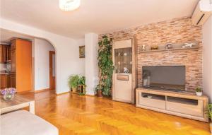 TV a/nebo společenská místnost v ubytování Beautiful Apartment In Polje With Wifi