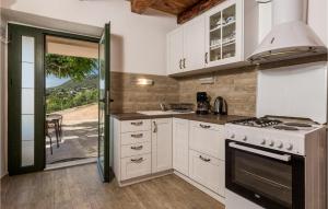 O bucătărie sau chicinetă la Lovely Home In Banjol