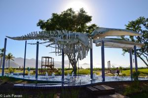 ein Skelett eines Dinosauriers auf einem Spielplatz in der Unterkunft Ubatuba Surf Spot in Ubatuba