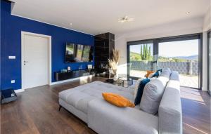 a living room with a couch and a blue wall at Luxurious Home In Dicmo in Dicmo