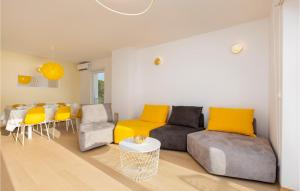 Posezení v ubytování Pet Friendly Home In Punat With Kitchen
