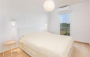 Postel nebo postele na pokoji v ubytování Pet Friendly Home In Punat With Kitchen