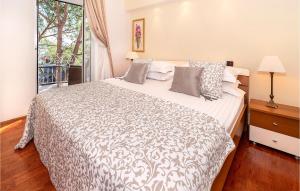 sypialnia z dużym łóżkiem i dużym oknem w obiekcie Nice Apartment In Porat - Malinska w mieście Porat