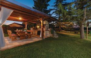 Una pérgola de madera con una mesa de madera y un tableablish en Holiday Home Heki Cr, en Pazin 44 fotos más