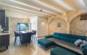 un salon avec un canapé bleu et une cuisine dans l'établissement Awesome Home In Jesenice With Kitchen, à Jesenice