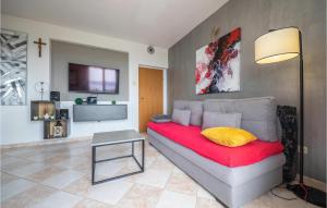TV a/nebo společenská místnost v ubytování Holiday Home Kastel Gomilica With Sea View I