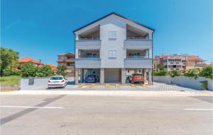 budynek z parkingiem w obiekcie Amazing Studio In Biograd With Wifi w Biogradzie na Moru