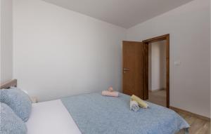 sypialnia z łóżkiem z 2 poduszkami w obiekcie Lovely Apartment In Njivice With Wifi w mieście Nijvice