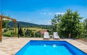 Bazén v ubytování 1 Bedroom Lovely Apartment In Rakovica nebo v jeho okolí