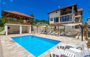 Bazén v ubytování 1 Bedroom Lovely Apartment In Rakovica nebo v jeho okolí