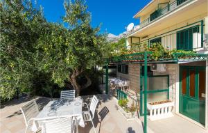 Balkón alebo terasa v ubytovaní Three-Bedroom Apartment Omis With Sea View 07