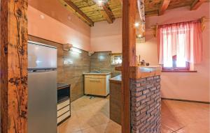 Kuchyň nebo kuchyňský kout v ubytování 4 Bedroom Awesome Home In Pula