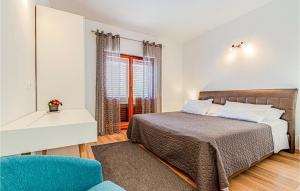 Ένα ή περισσότερα κρεβάτια σε δωμάτιο στο Amazing Apartment In Kneze With Wifi