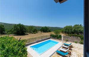Bazén v ubytování Holiday Home Obrovac I nebo v jeho okolí