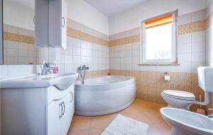 Koupelna v ubytování Four-Bedroom Holiday Home In Bregi