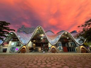 ein Gebäude mit wolkigem Himmel im Hintergrund in der Unterkunft Car Inn in Taitung