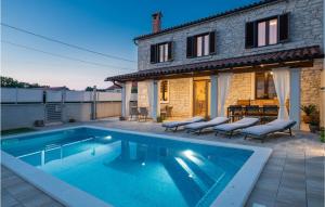 Bazén v ubytovaní 3 Bedroom Villa In Pula alebo v jeho blízkosti