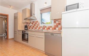 Kuchyň nebo kuchyňský kout v ubytování One-Bedroom Holiday Home In Bilice