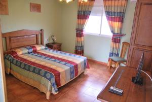 A bed or beds in a room at Alojamiento Rural Los Delfines