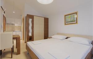 une chambre avec un lit et un bureau et une cuisine dans l'établissement Awesome Home In Sevid With Wifi, à Sevid