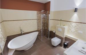 La salle de bains est pourvue d'une baignoire, d'une douche et de toilettes. dans l'établissement Awesome Home In Sevid With Wifi, à Sevid 58 autres photos