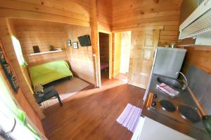 an overhead view of a tiny house with a green bed at Bungalow charmant à Vincendo avec piscine partagée in Saint-Joseph