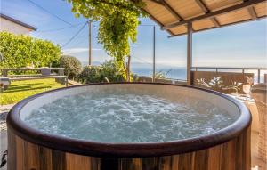 jacuzzi na patio domu w obiekcie 1 Bedroom Cozy Home In Moscenicka Draga w mieście Mošćenička Draga