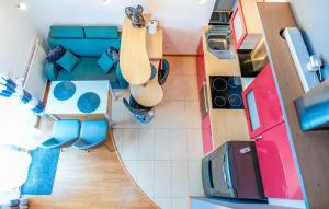 Et opholdsområde på Stunning Apartment In Zarnowska