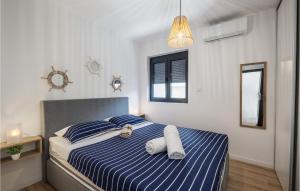 Posteľ alebo postele v izbe v ubytovaní Cozy Apartment In Dramalj With Wifi